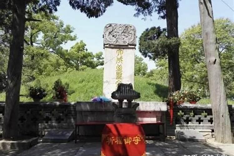 梦见寺庙里有坟地什么意思