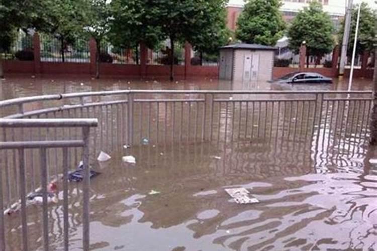 女人梦见下雨发洪水什么预兆解梦