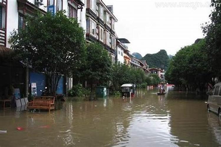 梦见道路被淹发大水了