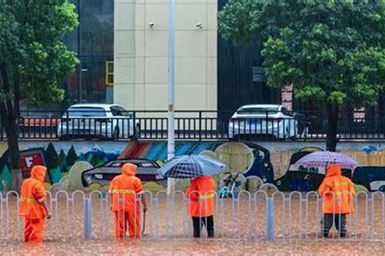 梦见下暴雨引起洪水一会又停了