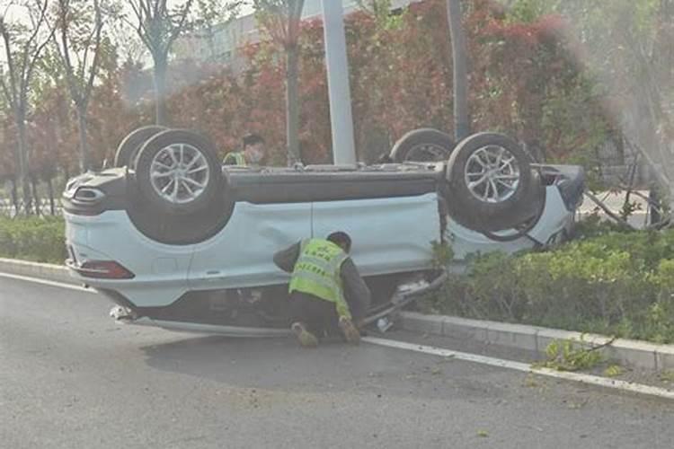 梦到一辆豪华的车子翻车