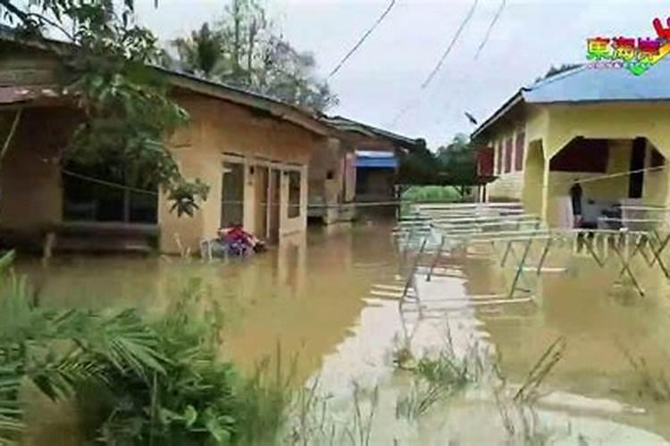 梦见下雨河水上涨