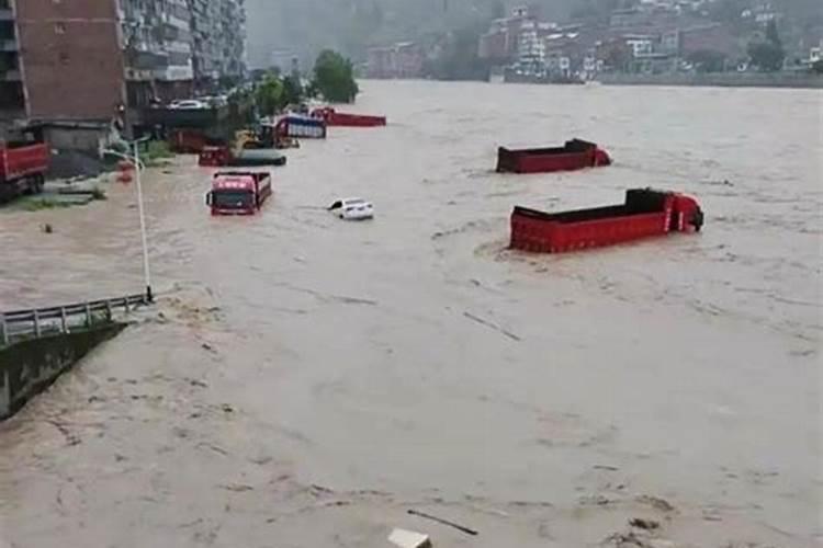 梦见下大雨,河水暴涨冲走自己