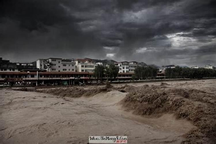 怀孕梦见下大雨发大水成河