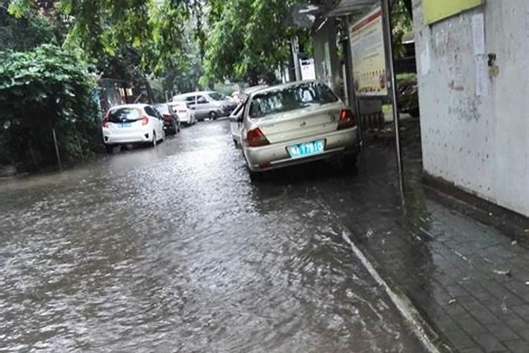 梦到下暴雨涨水到楼下