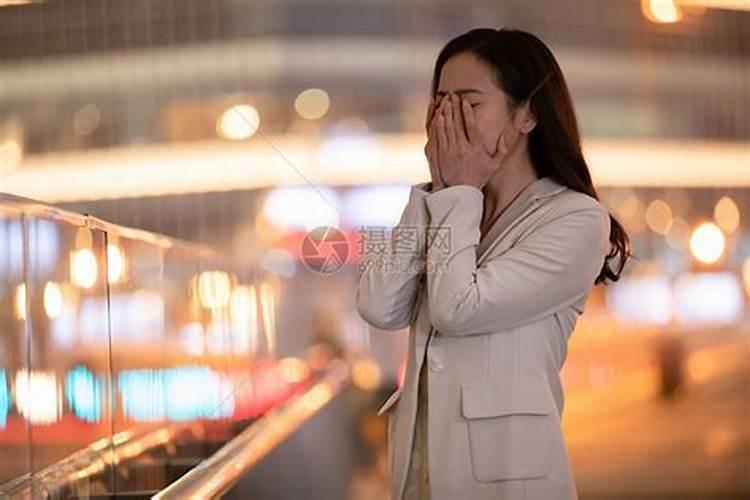 梦见女人是什么预兆很伤心的