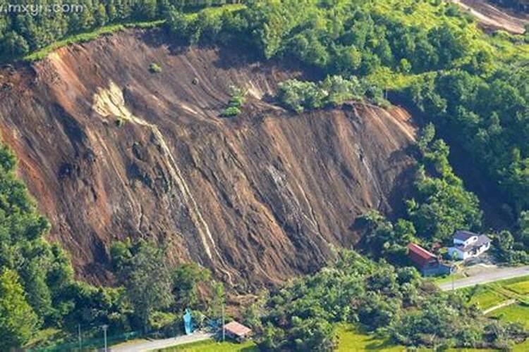 梦见下大雨涨洪水山滑坡