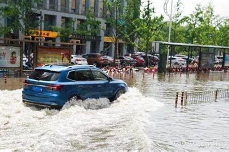 梦见下雨涨水把路淹了坐船