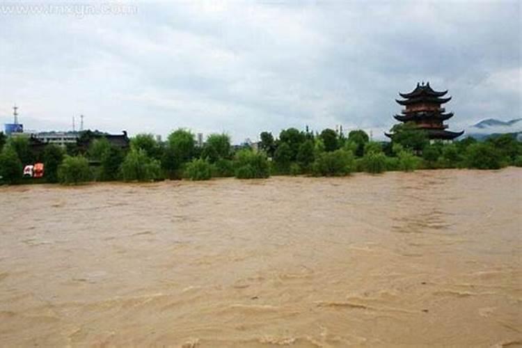 梦见下雨引发发洪水了