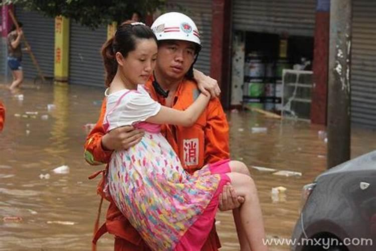 梦见下雨发洪水是什么征兆女性