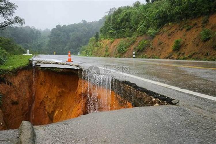 梦见下雨山体滑坡还发浑水