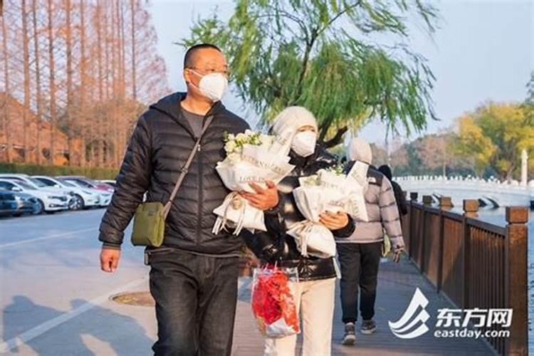 梦见跪下给死人磕头什么意思呀