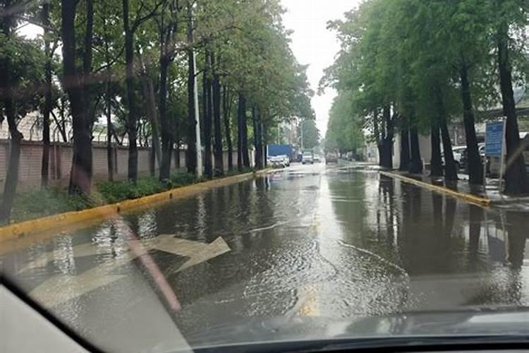 梦到大雨下的路上积水很深