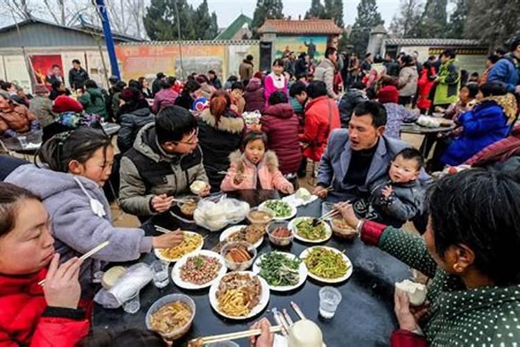 梦见邻居家来了好多人在吃饭