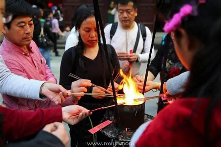 做梦梦到给死人上香香点不燃是什么意思