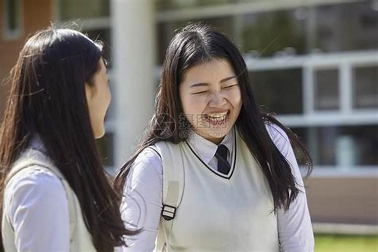 梦到和女同学很亲密聊天