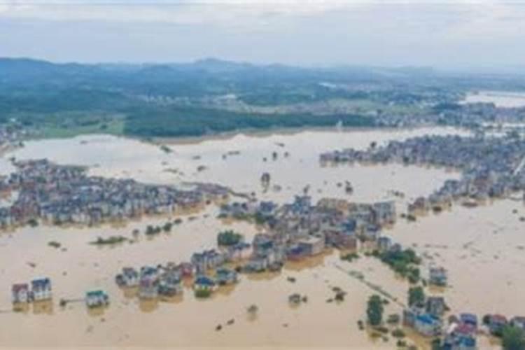 梦见发洪水下暴雨逃生成功