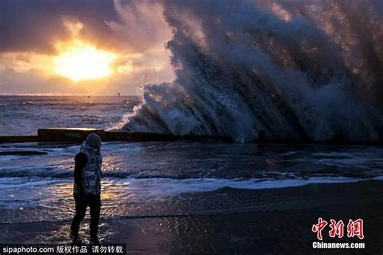 梦见大海狂风大浪什么意思