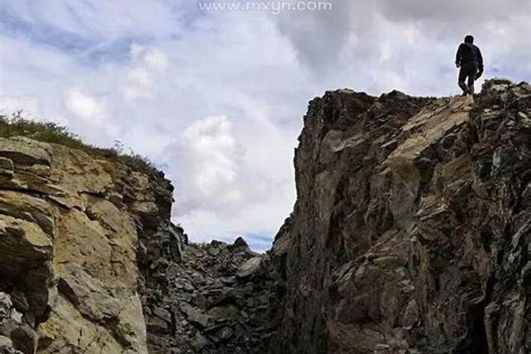 梦见石山崩塌滚滚而下还压住了人是什么意思