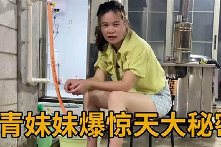 有仙婆在门外面做法事