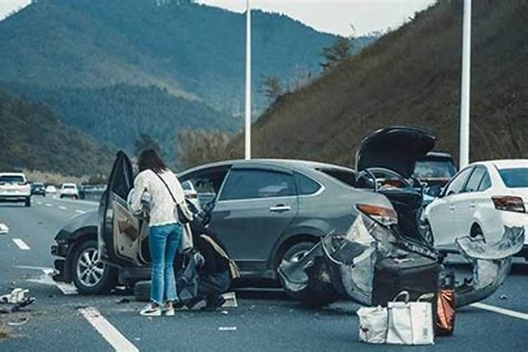 梦见女友被车撞死了