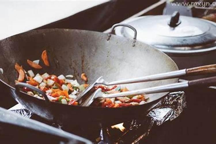 女人梦见做饭吃饭是什么意思