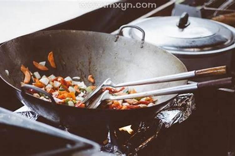 女人梦见做饭吃饭是什么意思