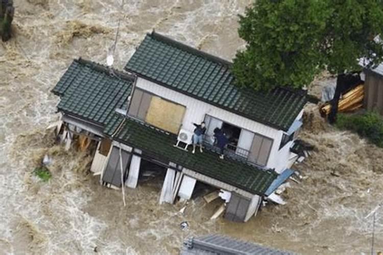 梦见洪水冲垮房屋倒塌