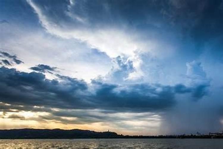 梦见下大雨洪水扑面而来