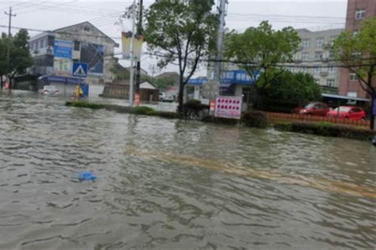 梦见大水滚滚流什么意思