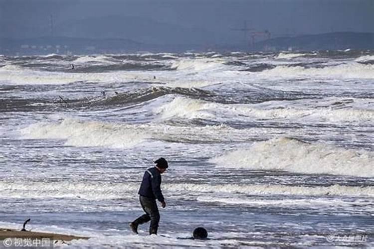 梦见海边下大雨涨大潮