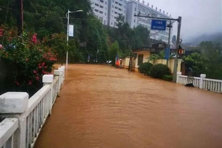 梦见洪水泛滥房屋垮塌