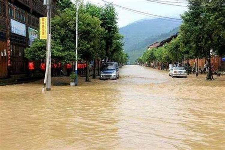 梦见下大雨发洪水自己在大水中行走