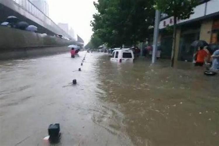 梦见下雨引发发洪水了预示什么