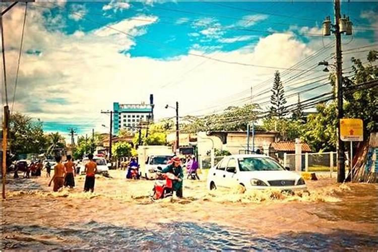 做梦梦见下雨发洪水地震