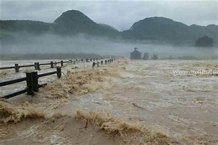 做梦梦见下雨发洪水地震