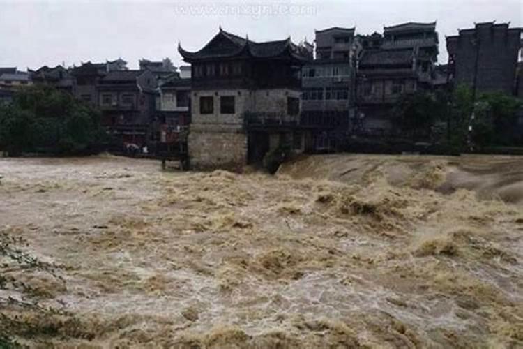 周公解梦梦到下大雨发洪水