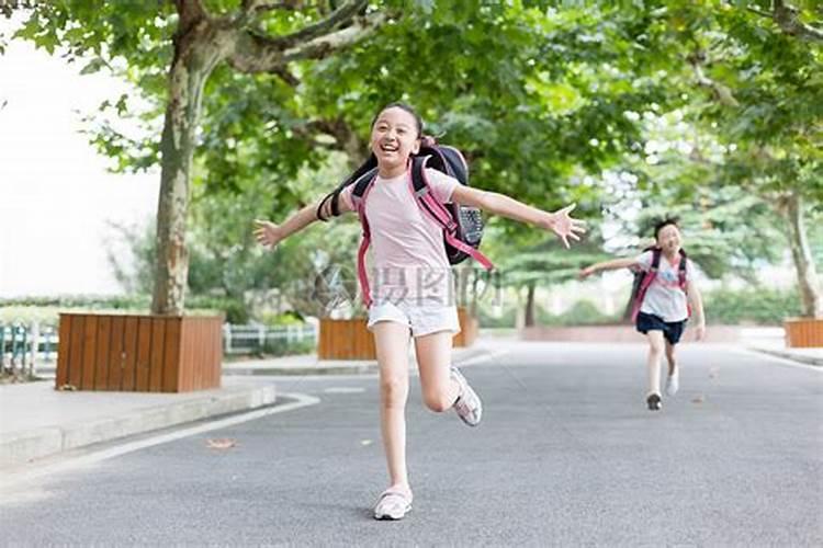 梦到自己拉着一个小女孩跑