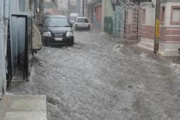 梦见下大雨发洪水,好不好