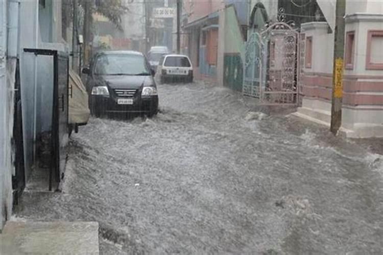 梦到下雨发大水什么意思啊周公解梦