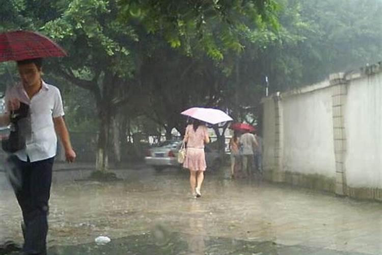 梦到下大雨搬家