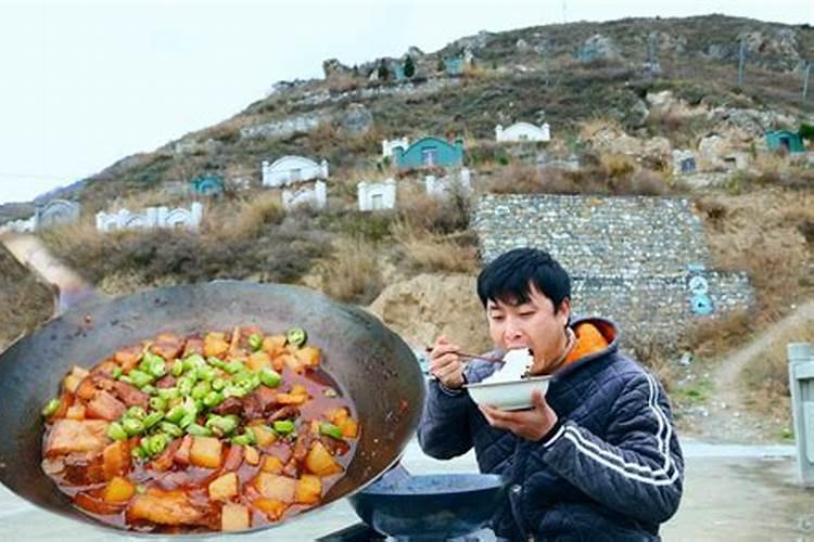 做梦梦见坟山面前吃饭