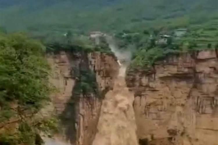 梦见大山洪看见水从山顶喷涌而下