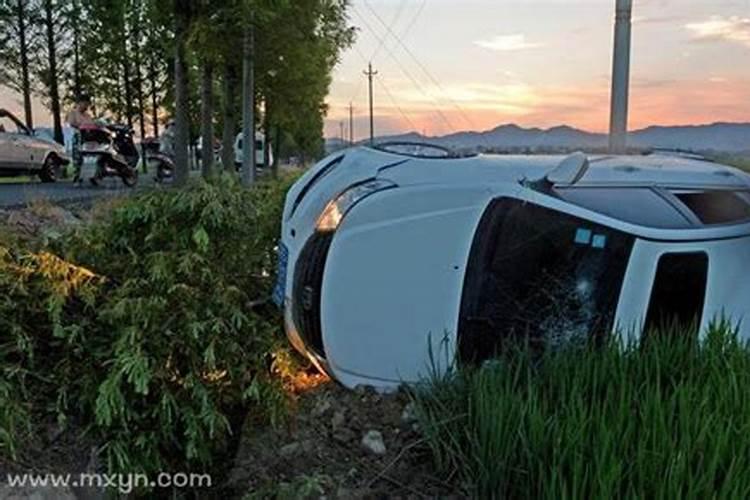 梦见车翻了自己却没事了什么意思