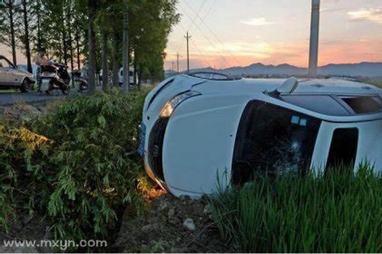 梦见车翻了自己却没事了什么意思