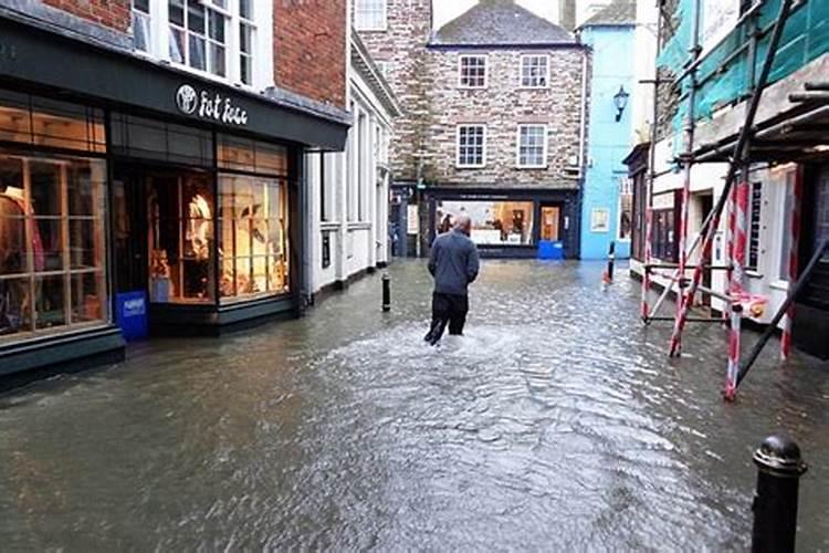 梦见下雨涨水淹没道路是什么兆头