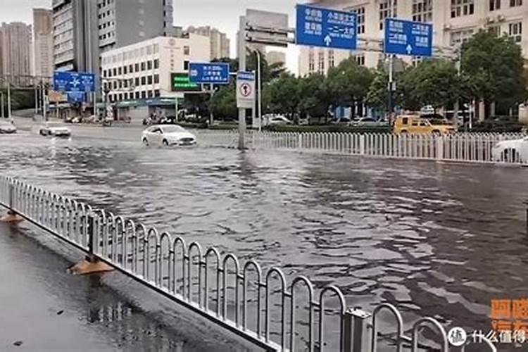 梦见下暴雨到处被淹了