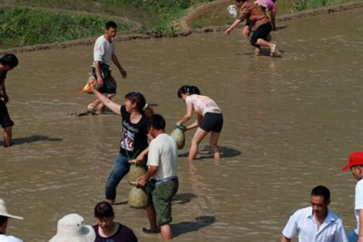 梦见好大的浑水流的很急是什么意思