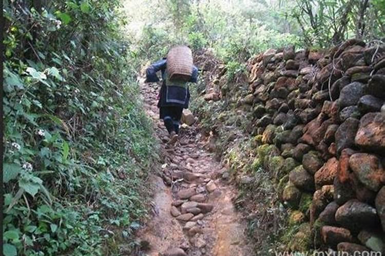 梦见很陡峭的上坡路很难走