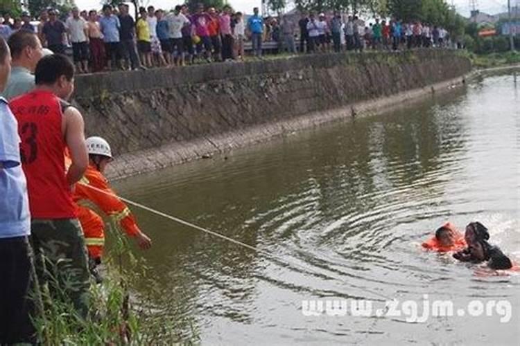 梦见女朋友跳河我去救他